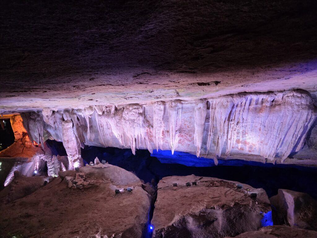 룽린궁 내부 종유석 모습