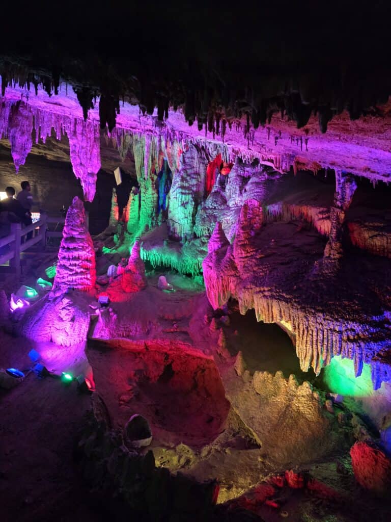 은시 석회암 동굴 내부 풍경